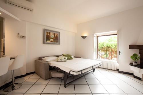 a bedroom with a bed in a room with a window at Monza-Center, Modern Apartment in Monza