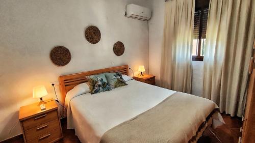 Un dormitorio con una cama grande con dos lámparas encima. en Villa 72 by Villamya, en Madrigueras