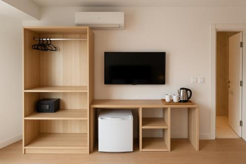 フエンヒロラにあるHotel Blanca Marisのデスク、壁掛けテレビ