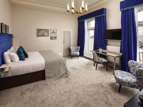 Postel nebo postele na pokoji v ubytování Mercure Brighton Seafront Hotel
