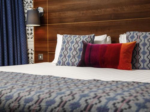 Postel nebo postele na pokoji v ubytování Mercure Brighton Seafront Hotel