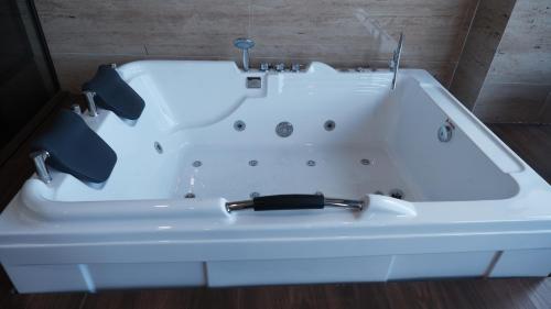 a white bath tub with a gun in it at MD Hotel in Mỹ Lộc
