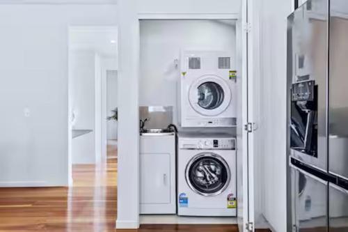 a laundry room with a washer and dryer at Park Avenue Terrace 1BR, 4km to CBD, WiFi, Park in Brisbane
