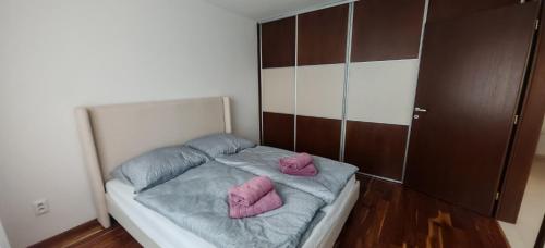 a small bed with two pink towels on it at Apartmán Frida in Zvolen
