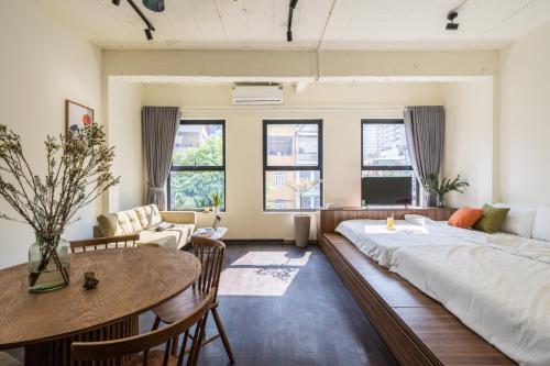 sala de estar con cama grande y mesa en The Amethyst Nest Hanoi-Tranquil Stay with Rooftop & Coffee Shop-Near Old Quarter, en Hanói