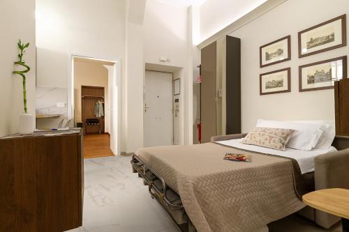 Un dormitorio con una cama y una sala de estar. en Aras Luxury Flat, en Roma