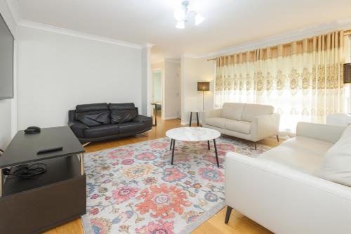 Χώρος καθιστικού στο Private room with pool and ensuite