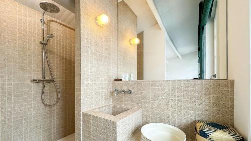 Ένα μπάνιο στο Dans le centre du village, bordée par une petite venelle typiquement rétaise, maison de village entièrement rénovée en 2