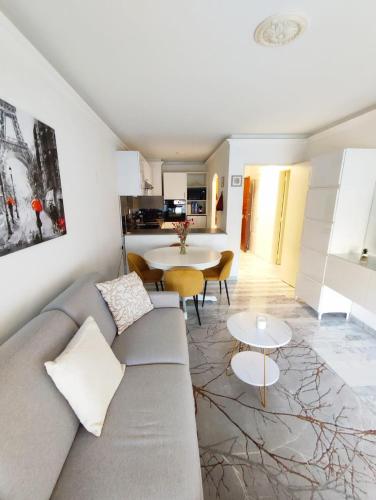 Apartment Elegance with swimming pool in residence