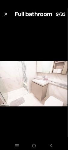ein weißes Badezimmer mit Waschbecken und Toilette in der Unterkunft Eaton kL,1R1B 0 Service,500 mbps KLCC 2-4pax in Kuala Lumpur