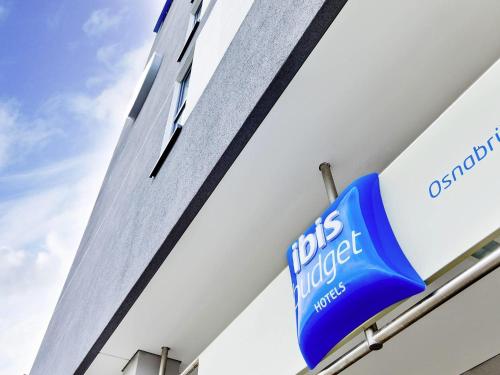 a sign on the side of a building at Ibis budget Osnabrück City in Osnabrück