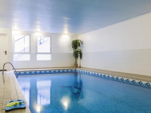 Bazén v ubytování Aparthotel Adagio Access Paris Vanves - Porte de Versailles nebo v jeho okolí