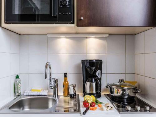 Kuchyň nebo kuchyňský kout v ubytování Aparthotel Adagio Access Paris Vanves - Porte de Châtillon