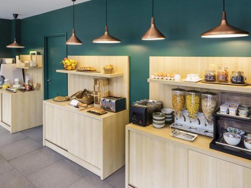 a kitchen with counters with food items on display at Aparthotel Adagio Access Toulouse St Cyprien in Toulouse