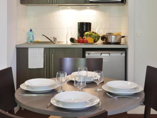 Kuchyň nebo kuchyňský kout v ubytování Aparthotel Adagio Access Toulouse St Cyprien