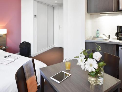 Kuchyň nebo kuchyňský kout v ubytování Aparthotel Adagio Access Toulouse St Cyprien