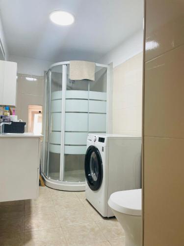 a washing machine in a bathroom with a shower at Casa da Edda in Elvas