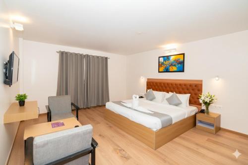 Postel nebo postele na pokoji v ubytování Hotel Royal Samrat Residency Manyata Tech Park