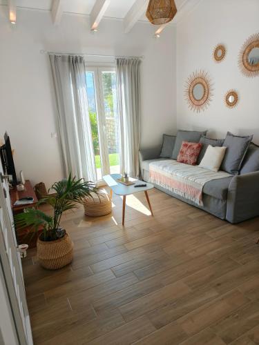 ein Wohnzimmer mit Couch und Tisch in der Unterkunft Nerea in Ayia Evfimia