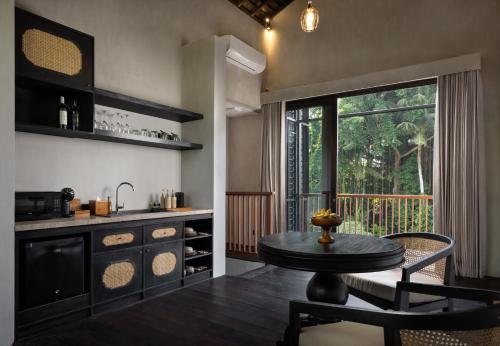 Dapur atau dapur kecil di Adiwana Unagi Riverfront