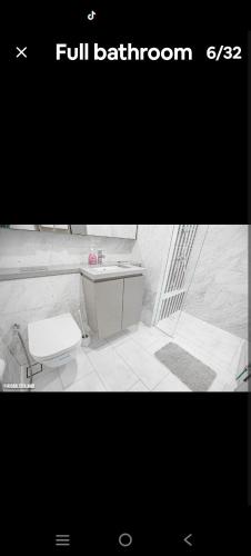 ein Badezimmer mit einer weißen Toilette und einem Waschbecken in der Unterkunft Eaton KL,2R1B 0 service,KLCC,500mbps 4pax in Kuala Lumpur