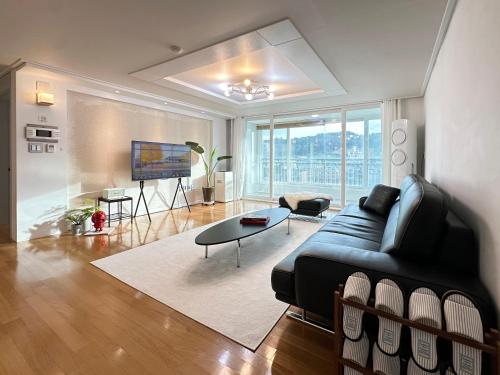 クリにあるDodi's 3room APTのソファとテーブルのあるリビングルーム