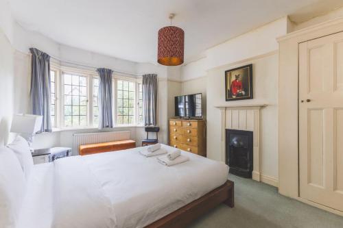 Postel nebo postele na pokoji v ubytování Spacious 3BR House with Large Garden & Private Parking, Near Station & Amenities