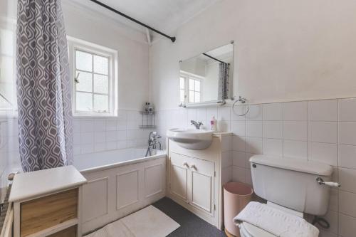 Koupelna v ubytování Spacious 3BR House with Large Garden & Private Parking, Near Station & Amenities