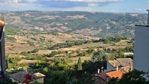 a view of a village with mountains in the background at Perbacco in SantʼAngelo Limosano