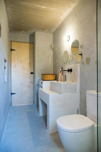 Un baño de Seafront House in Vathi, Methana