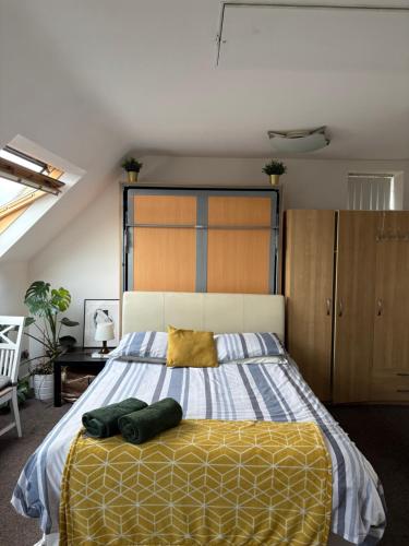 Ένα ή περισσότερα κρεβάτια σε δωμάτιο στο Cosy Ards Loft Apartment