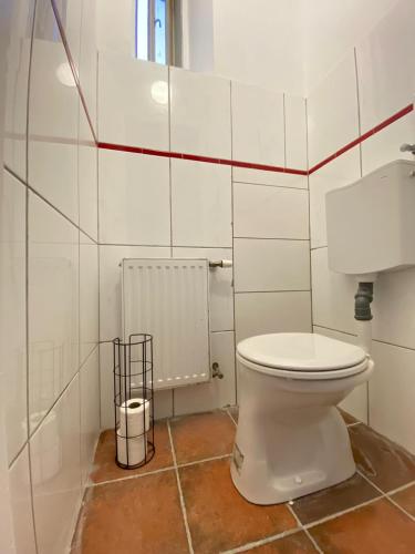 Spacious 2BR Apartment 7 Min from Westbahnhof