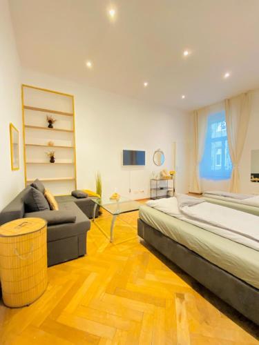 Spacious 2BR Apartment 7 Min from Westbahnhof