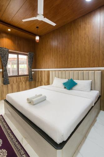 Voodi või voodid majutusasutuse River Splash Resort,Karjat toas