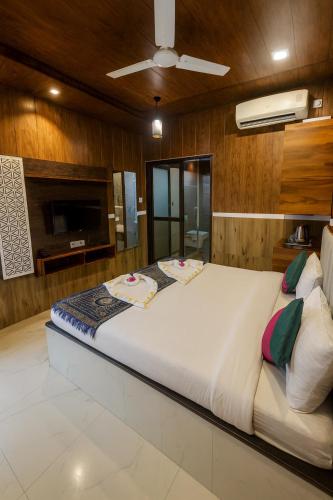 Voodi või voodid majutusasutuse River Splash Resort,Karjat toas