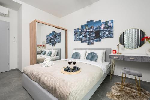 ワルシャワにあるLumina Premium Apartments on 15th Floorのベッドルーム1室(グラス2枚付)