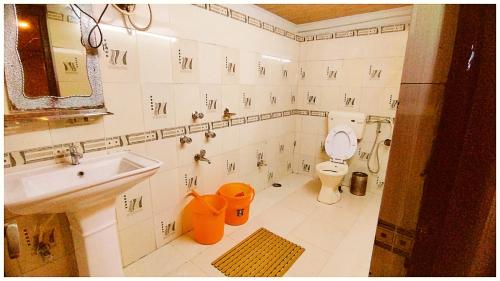 Ένα μπάνιο στο Kanchenjunga Himalayan View Darjeeling ''Hotel Broadway Annecy '' Near Mall Road with #Wi-Fi #Restaurant #Premium & Spacious Room #Prime Location - Best Seller Hotel in Darjeeling