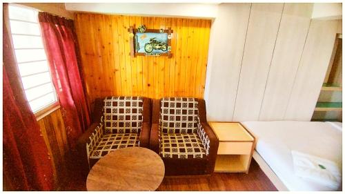 Χώρος καθιστικού στο Kanchenjunga Himalayan View Darjeeling ''Hotel Broadway Annecy '' Near Mall Road with #Wi-Fi #Restaurant #Premium & Spacious Room #Prime Location - Best Seller Hotel in Darjeeling