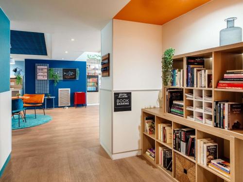 Perpustakaan di aparthotel ini