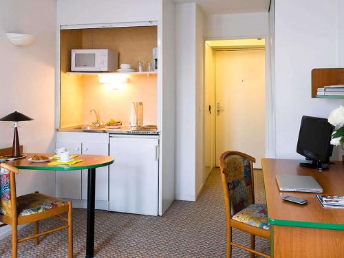 Dapur atau dapur kecil di Aparthotel Adagio Access Paris Maisons-Alfort