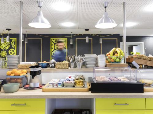 une cuisine avec un comptoir avec de la nourriture dessus dans l'établissement Aparthotel Adagio Access Strasbourg Petite France, à Strasbourg