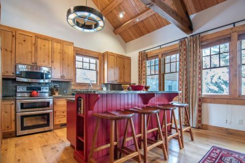 Dapur atau dapur kecil di RMR: Granite Ridge Homestead 3070 in Teton Village