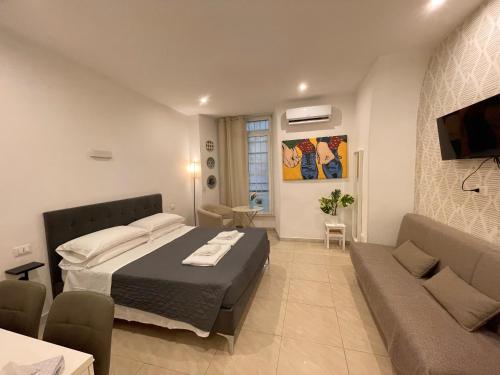 a bedroom with a large bed and a couch at THE ROOM 115 in Rome