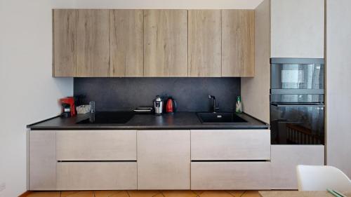 Wonderful downtown apartment-HD NETFLIX, KING-SIZE BED, two minutes' walk from metro photo 31