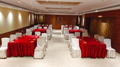 Zona business o sala de conferencias en ASR Parklane, A Bergamont Hotel - Hosur