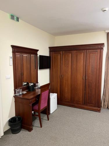 a room with a desk and wooden cabinets at Motel Zeta Lux in Mitrovići
