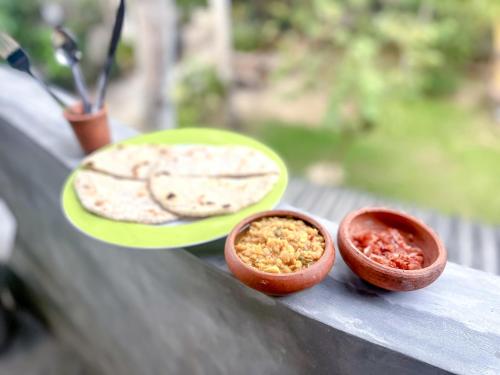 une table avec deux assiettes de nourriture dessus dans l'établissement The Garden, à Ahangama