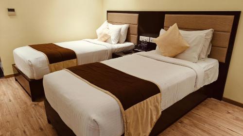 Cama o camas de una habitación en ASR Parklane, A Bergamont Hotel - Hosur
