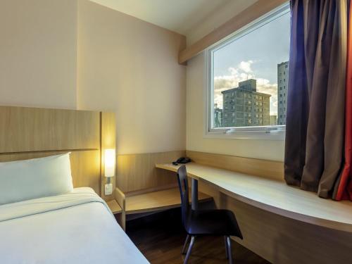 Ένα ή περισσότερα κρεβάτια σε δωμάτιο στο ibis BH Afonso Pena Savassi