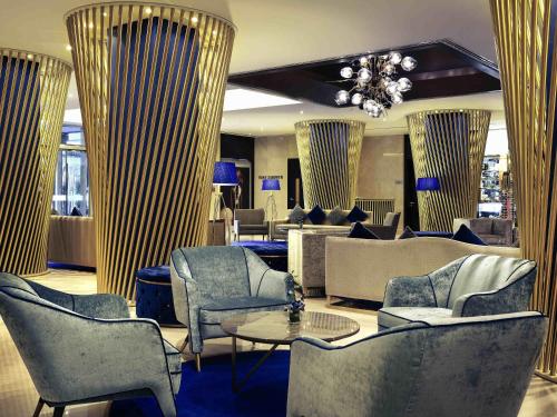 Un lugar para sentarse en Mercure Gold Hotel Jumeirah Dubai by Accor